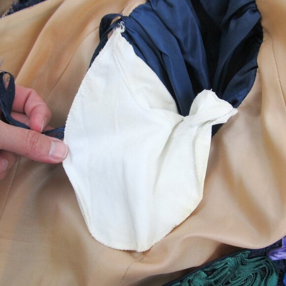 Dramatic Victor Costa for Holt Renfrew red carpet dress in emerald green taffeta - Picture 11 of 14